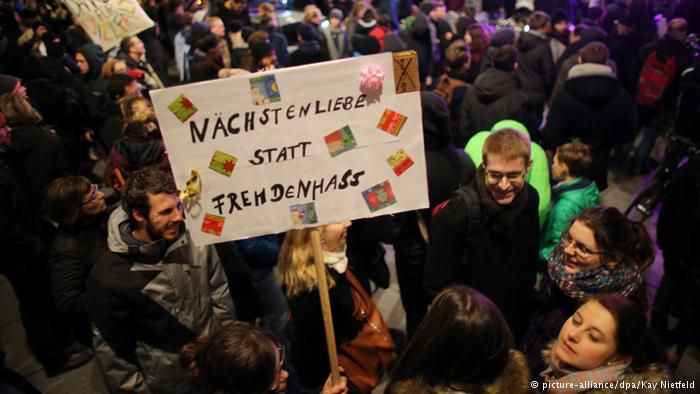 ФРН: Акції руху Pegida та його противників стають дедалі більшими. Більше 20 тисяч людей у різних містах Німеччини протестували проти зростання активності руху проти ісламізації. У Дрездені Pegida вивела на вулиці рекордну кількість своїх прихильників.