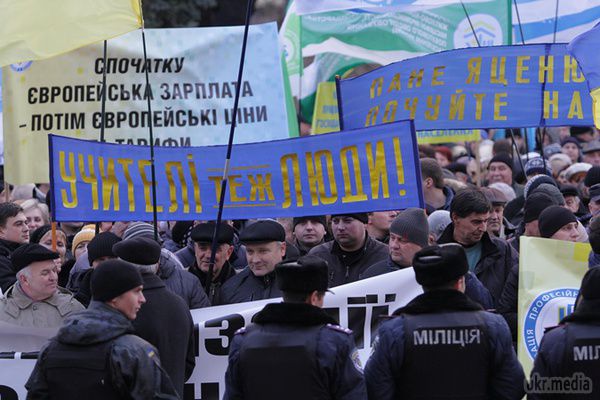 У Києві під стінами Верховної ради проходить мітинг (фото). Під стінами Верховної Ради, де сьогодні відбудеться засідання сесії, зібралися кілька тисяч осіб. 