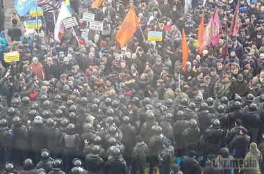 Мітингувальники спробували прорватися до Ради, сталася бійка. Правоохоронці одягли шоломи