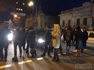 Мітингувальники під Радою перекрили вулицю Грушевського. Незважаючи на те, що засідання парламенту завершилося більше години тому, активісти, які вимагають від депутатів збереження соцгарантій, не мають наміру розходитися.