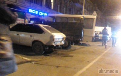 У центрі Одеси пролунав вибух. У центрі Одеси близько 18:00 прогримів сильний вибух. Інцидент стався на вулиці Жуковського, біля будинку №36, де дислокується євромайдановска "Рада громадської безпеки" Марка Гордієнко.