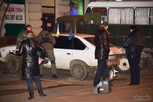 На автомобіль активіста одеського Автомайдану кинули вибух пакет. В Одесі - знову пролунав вибух. На цей раз підірвали автомобіль активіста Автомайдану. 