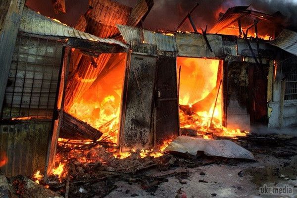 Росіяни пограбували ринок під час пожежі (ВІДЕО). У російському Нижньовартовську сьогодні, 23 грудня, загорівся місцевий речовий ринок "Славтэк".