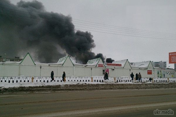 Росіяни пограбували ринок під час пожежі (ВІДЕО). У російському Нижньовартовську сьогодні, 23 грудня, загорівся місцевий речовий ринок "Славтэк".