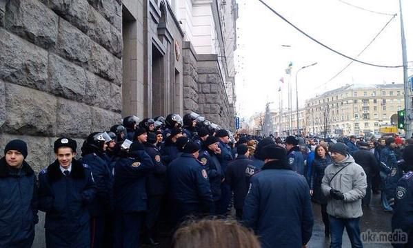 Активісти намагаються прорватися в Харківську міськраду. У Харкові близько десятка активістів намагаються прорвати оточення міліції, щоб потрапити на чергову сесію Харківської міськради.