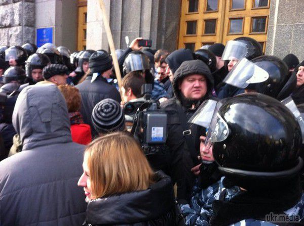 Мітингувальники у Харкові перекрили рух біля міськради (фото). У соцмережах повідомляють, що частина протестуючих перекривають дорогу на виїзді їз Харкова, щоб міліція вийшла на блокпост охороняти місто.