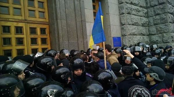 Мітингувальники у Харкові перекрили рух біля міськради (фото). У соцмережах повідомляють, що частина протестуючих перекривають дорогу на виїзді їз Харкова, щоб міліція вийшла на блокпост охороняти місто.