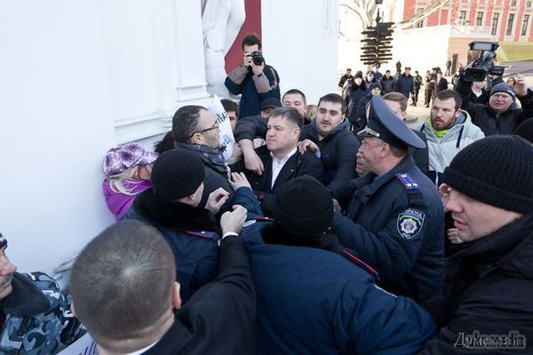 Остання сесія Одеської міськради: сміттєві баки, бійка і Генплан (фото). На Думській зібралися близько двохсот осіб