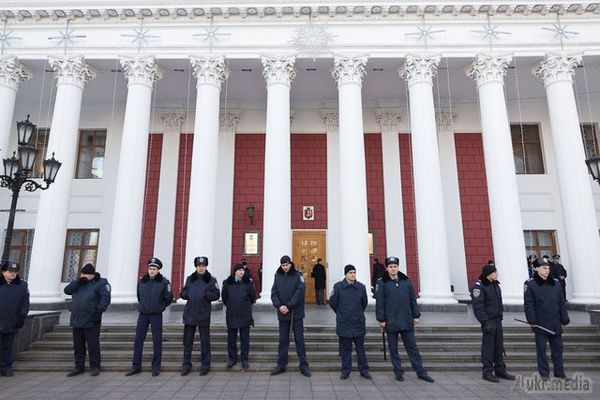 Остання сесія Одеської міськради: сміттєві баки, бійка і Генплан (фото). На Думській зібралися близько двохсот осіб