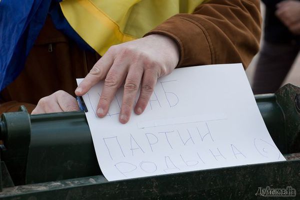 Остання сесія Одеської міськради: сміттєві баки, бійка і Генплан (фото). На Думській зібралися близько двохсот осіб