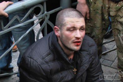 Під час масових зіткнень під міськрадою в Харкові були побиті антимайданівці (відео). Відразу після того, як депутата міської ради Скоробогача кинули в сміттєвий бак, активісти накинулися на декількох хлопців.