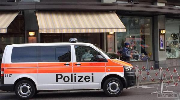 В Швейцарії поліція збирається штурмувати захоплений банк. У Цюріху (Швейцарія) поліція збирається штурмувати будівлю банку United Mizrahi Bank Schweiz, яку було захоплено грабіжником.