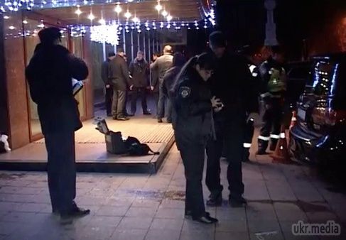  Хто кинув у депутатів  біля київського готелю  гранату ? (відео). Постраждав міліціонер. 