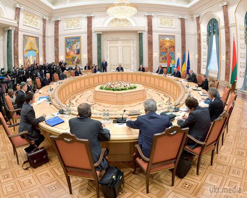 Результати мінських переговорів не афішують. Офіційну інформацію результатів зустрічі контактної групи по Україні досі не оголосили.