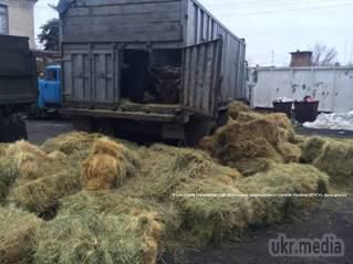 Контрабандисти під виглядом сіна намагалися провезти двигуни до військової техніки в Луганськ (фото). 23 грудня в результаті спланованої операції прикордонники відділу «Біловодськ» Луганського загону затримали вантажівку