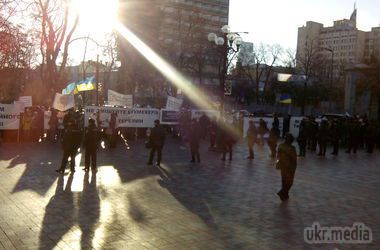 Під Радою проходить відразу кілька мітингів (фото). Біля парламенту кілька сотень осіб