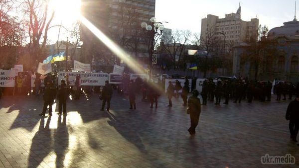 Під Радою проходить відразу кілька мітингів (фото). Біля парламенту кілька сотень осіб