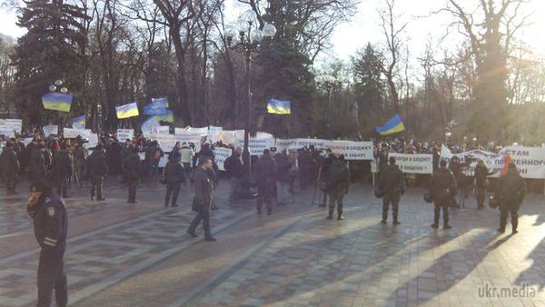 Під Радою проходить відразу кілька мітингів (фото). Біля парламенту кілька сотень осіб