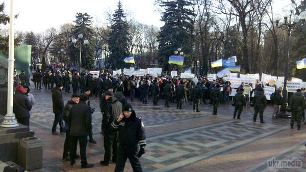 Під Радою проходить відразу кілька мітингів (фото). Біля парламенту кілька сотень осіб
