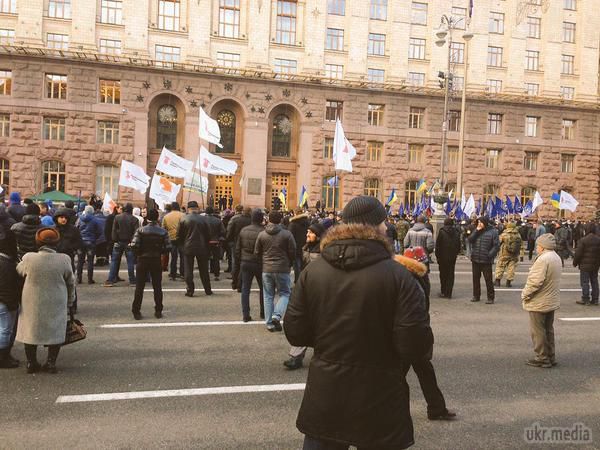 Мітингувальники біля КМДА перекрили Хрещатик. Власники Мафів вимагають легалізації їх бізнесу.