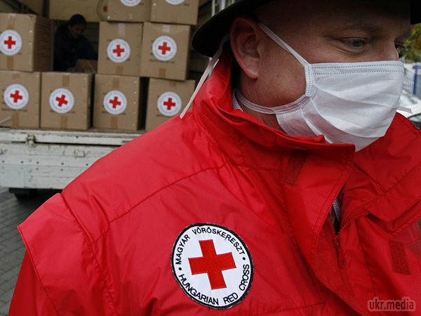 В Луганськ в'їхав черговий гуманітарний конвой від «Червоного хреста». В окупований Луганськ в'їхали 13 машин шостого гуманітарного каравану від «Червоного хреста». 