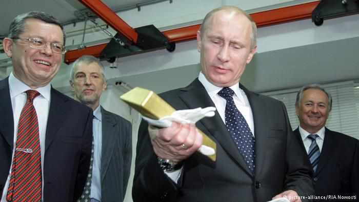 Золотовалютні резерви РФ за тиждень впали до п'ятирічного мінімуму. Обсяг золотовалютних резервів Росії станом на 25 грудня становить 398,9 мільярда доларів, повідомляє Центробанк РФ. За шість днів їхній обсяг скоротився на 15,7 мільярда доларів.