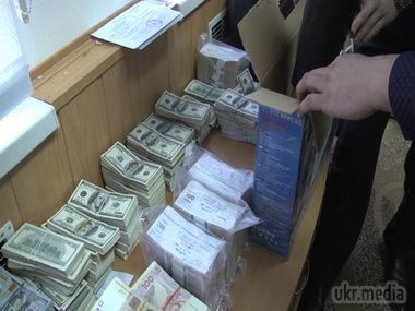 Міліція викрила конвертаційний центр з обігом 2 млрд гривень (відео). У складі центру було 45 підприємств, які переводили в готівку гроші і фінансували терористів на Донбасі.