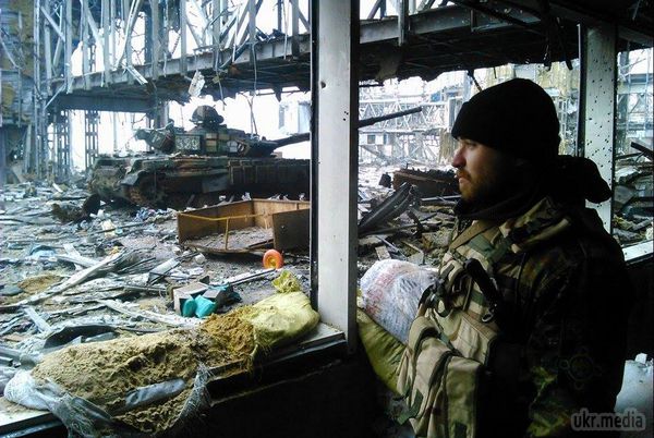 Бойовики з «Градів» відкрили вогонь по донецькому аеропорту - прес-центр. Сьогодні терористи в черговий раз обстріляли метеовежу донецького аеропорту.