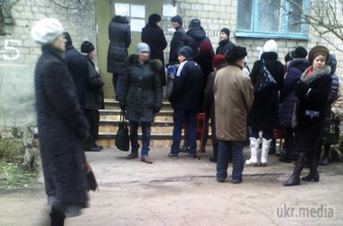 Оплата комуналки в Донецьку: кілометрові черги і прокляття у бік бойовиків на "Мерседесах". Жителі окупованих територій, незважаючи на тотальне безгрошів'я, продовжують платити за світло і газ. Рахунки українські.