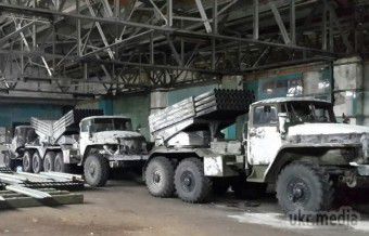 Цехи заводів Луганська забиті російською військовою технікою (фото). Вова Кущ виклав фотографії військової техніки в цеху одного з заводів 