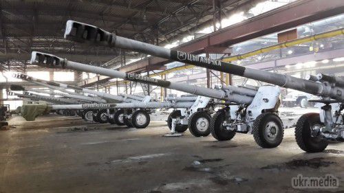 Цехи заводів Луганська забиті російською військовою технікою (фото). Вова Кущ виклав фотографії військової техніки в цеху одного з заводів 