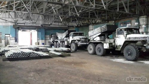 Цехи заводів Луганська забиті російською військовою технікою (фото). Вова Кущ виклав фотографії військової техніки в цеху одного з заводів 