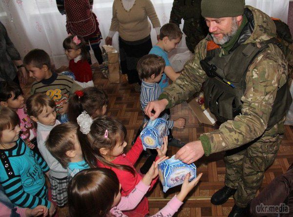 В Дебальцево бійці ВСУ привітали дітей з новорічними святами (фото). Нещодавно в місті Дебальцеве відновили свою роботу два дитячих садка «Лісова казка» та «Золотий ключик». 