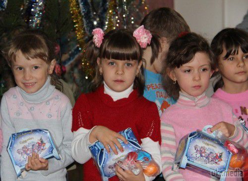 В Дебальцево бійці ВСУ привітали дітей з новорічними святами (фото). Нещодавно в місті Дебальцеве відновили свою роботу два дитячих садка «Лісова казка» та «Золотий ключик». 