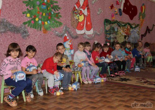 В Дебальцево бійці ВСУ привітали дітей з новорічними святами (фото). Нещодавно в місті Дебальцеве відновили свою роботу два дитячих садка «Лісова казка» та «Золотий ключик». 