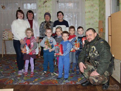 В Дебальцево бійці ВСУ привітали дітей з новорічними святами (фото). Нещодавно в місті Дебальцеве відновили свою роботу два дитячих садка «Лісова казка» та «Золотий ключик». 