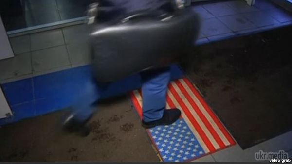 У Московському ТЦ відвідувачам пропонують витирати ноги об прапор США. За повідомленнями ЗМІ, один з московських торгових центрів запропонував відвідувачам витирати ноги об килимок у вигляді американського прапора на знак протесту проти політики США відносно Росії.