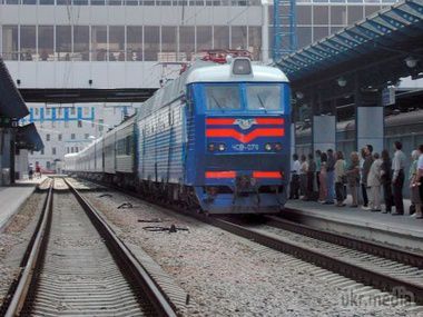З 27 грудня "Укрзалізниця" припиняє залізничне сполучення з Кримом. "З метою забезпечення безпеки" поїзди кримського напрямку будуть рухатися до станцій Новоолексіївка і Херсон на материковій Україні.