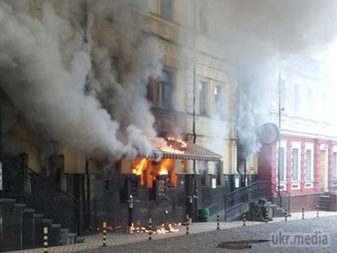 У Києві на Подолі горить ресторан. Біля ресторану знаходиться пожежна машина.