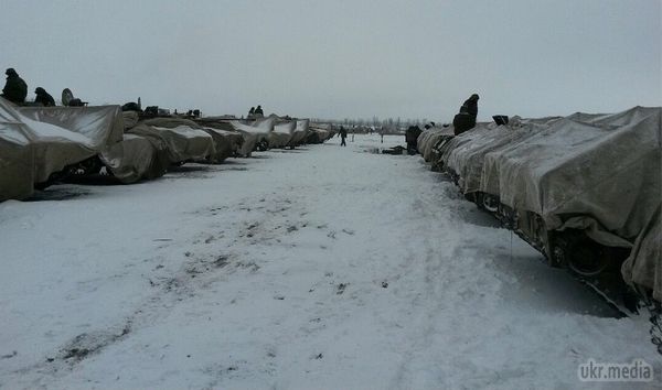 Війська РФ за підтримки важкої техніки продовжують вторгнення в Україну - спікер АТО. Російські війська, сконцентровані на кордоні з Україною продовжують своє вторгнення через підконтрольні російсько-терористичним воєнізованим формуваннями пропускні пункти. 