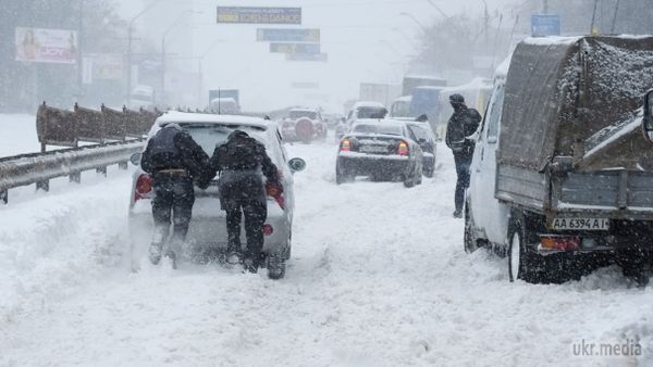 В Україні оголошено штормове попередження на 27-31 грудня. Укргідрометцентр попереджає про погіршення погодних умов і заметах до 40 сантиметрів, а в новорічну вночі очікується до -20 градусів