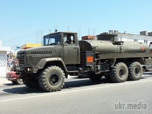 В Луганськ зайшла колона військових бензовозів. Сьогодні о 15.30 в Луганськ зайшла колона військових бензовозів.