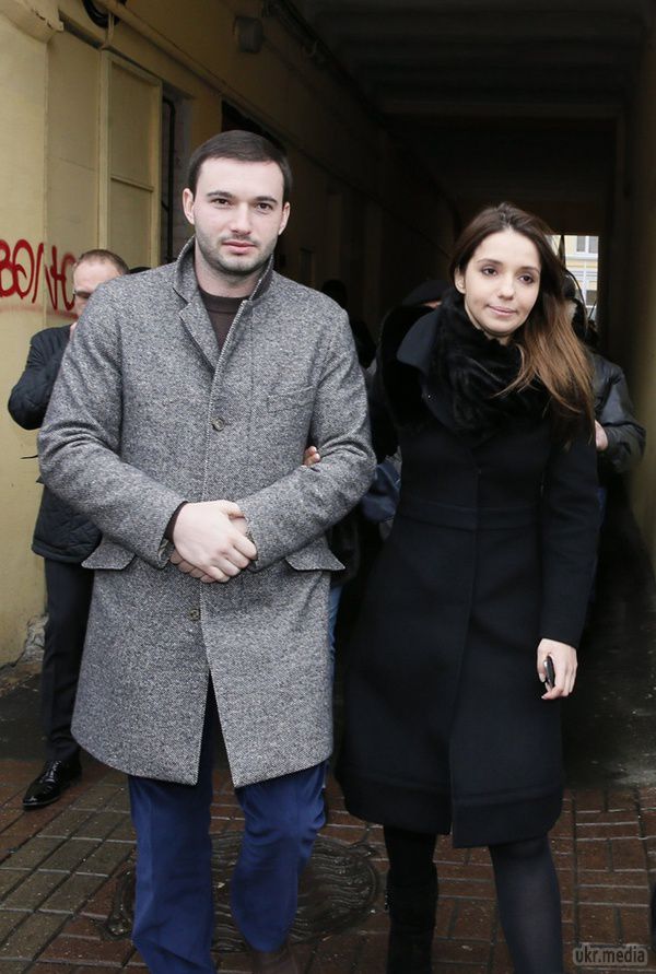Ні дать ні взять - у Тимошенко новий зять. 27 грудня дочка Леді Ю виходить заміж за бізнесмена Артура Чечеткіна. Останні подробиці підготовки до зоряного одруження.