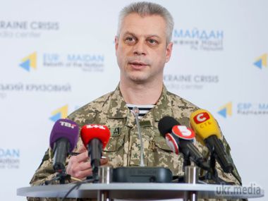 В РНБО блокаду Криму пояснили загрозою проникнення диверсантів. За словами спікера інформаційного центру РНБО Андрія Лисенка, обмеження транспортного сполучення з Кримом - тимчасова міра, викликана вимогами безпеки.