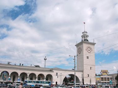 На вокзалі Сімферополя люди масово вимагають повернення грошей за такі поїздки. В результаті блокування транспортного сполучення між Кримом і материковою Україною пасажири не змогли виїхати з півострова.