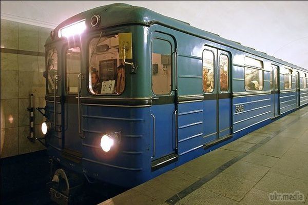 У київському метро загинула людина. У столичній підземці перестали працювати три станції метро. Потяги перестали ходити із-за повідомлення про те, що на рейках лежить людина.
