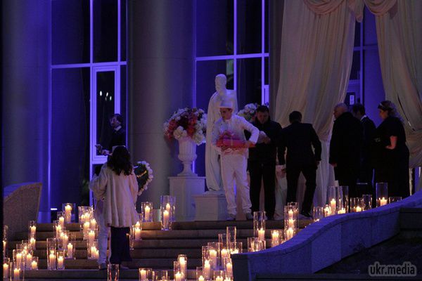  Імениті гості з'їжджаються на весілля дочки Тимошенко(фото). Одним з перших прибув Сергій Власенко.
