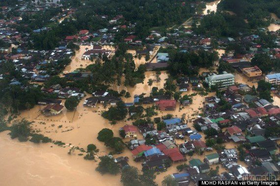 У Малайзії 160 тисяч осіб евакуювали. Країна потопає через найсильніші паводків.
