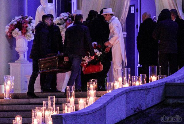 Дочці Тимошенко на весілля подарували труну подарунків. Одні з гостей привезли дерев'яний ящик на залізних поручнях, схожий на труну.