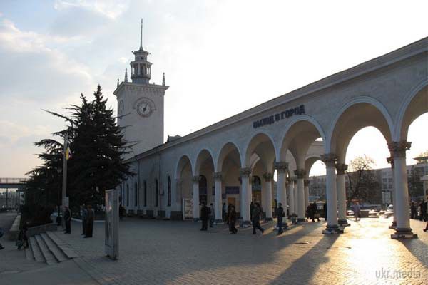 У Сімферополі на вокзалі бунт через транспортну блокаду Криму. Через зупинку руху в Сімферополі на вокзалі бунт, повідомляють очевидці.
